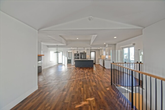 Building Photo - Remodeled, Bright & Spacious, 2400 Sq Ft D...