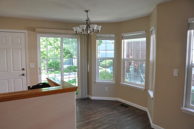 Building Photo - Stunning Town home in Mid Town!