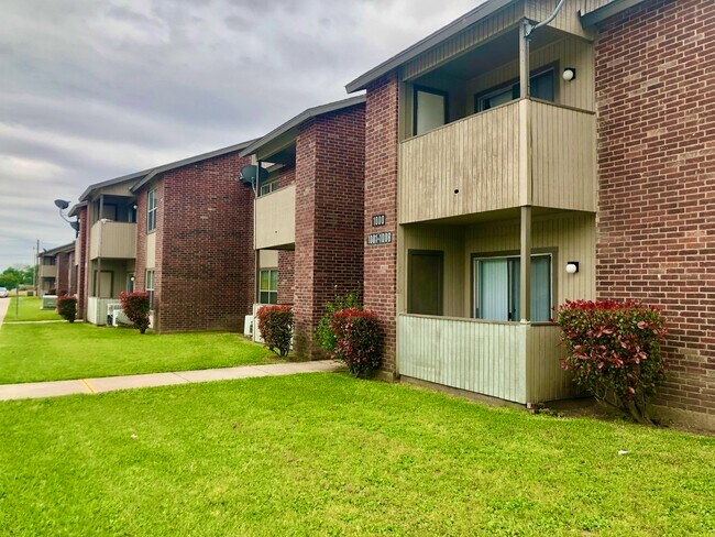 Building Photo - Lakeview Apartments