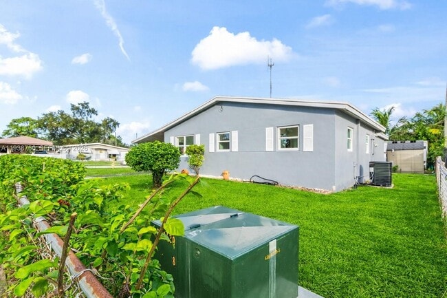 Building Photo - 4685 SW 33rd Dr