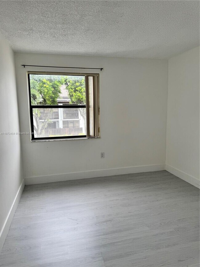 Building Photo - 9427 Fontainebleau Blvd
