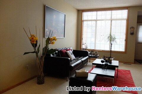 Building Photo - Great 2 Bed 1.5 Bath Townhome