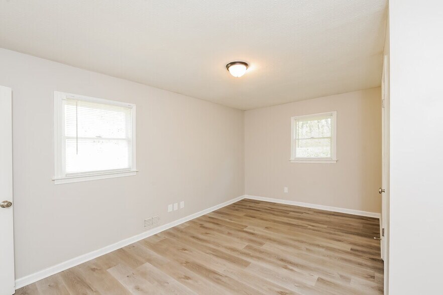Building Photo - 1338 W Stoneybrook Dr