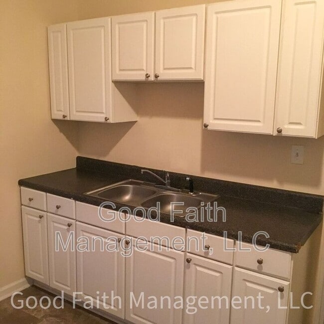 Building Photo - 313 W 11th St