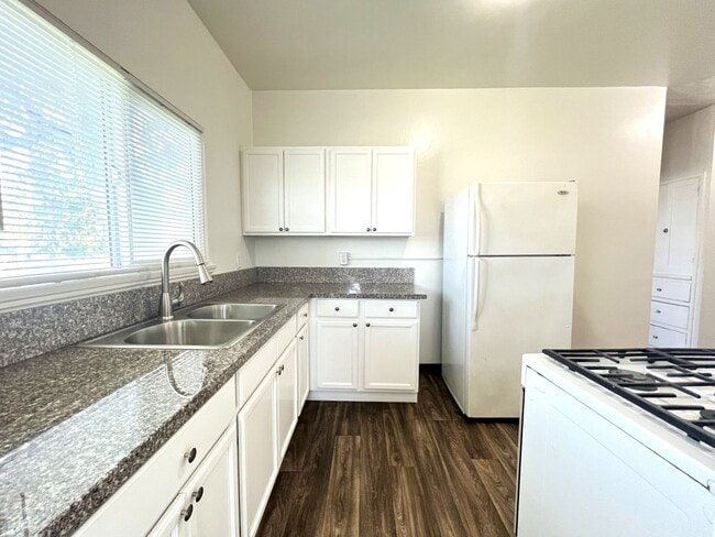 Building Photo - 1 bed, 1 bath located in Corona!