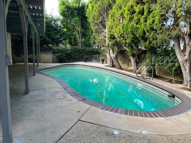 Building Photo - 5541 Bellaire Ave