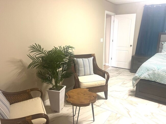 Building Photo - 701 SW McComb Ave