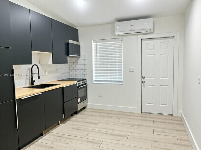 Building Photo - 16204 NE 18th Ct