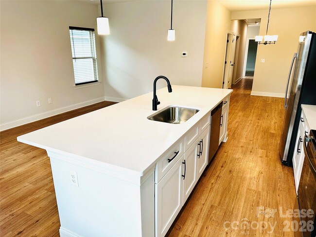 Building Photo - 521 N Linwood Ave