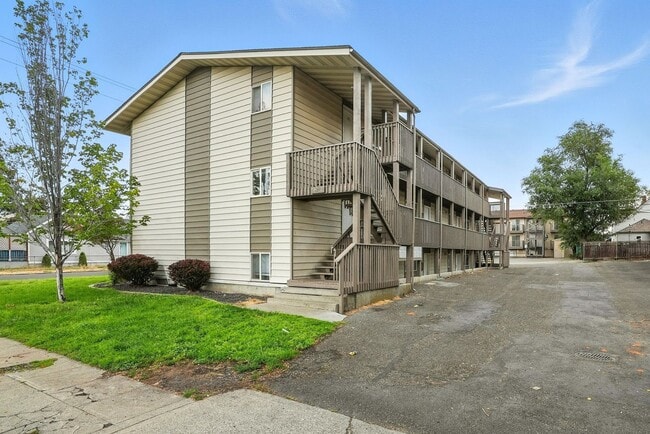 Building Photo - Cannonball Apartments!