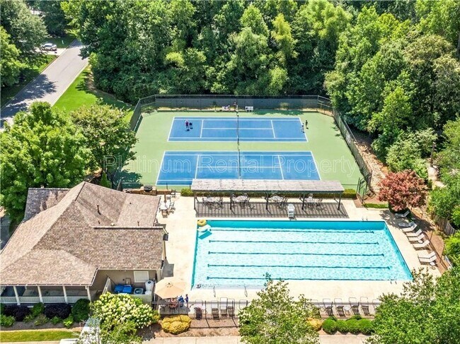 Building Photo - 925 Briars Bend