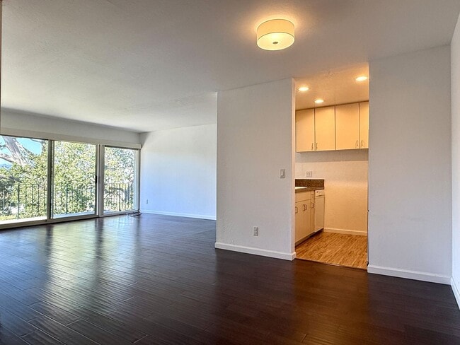 Building Photo - Top Floor Corner Unit Condo With Amazing V...