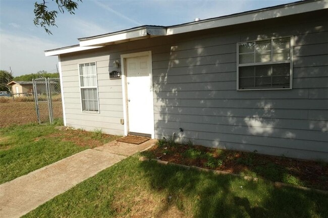 Building Photo - 910 Nelson St