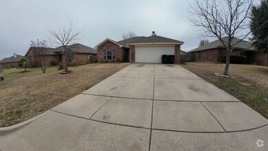 Building Photo - 3 Bedroom 2 Bathroom Home