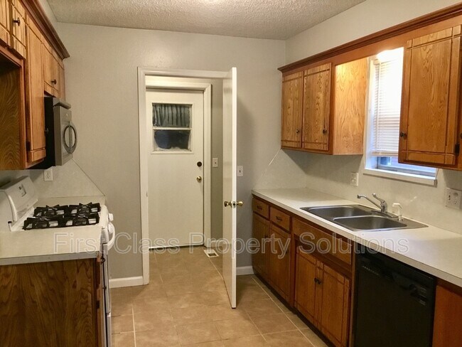 Building Photo - 9725 NE 2nd St