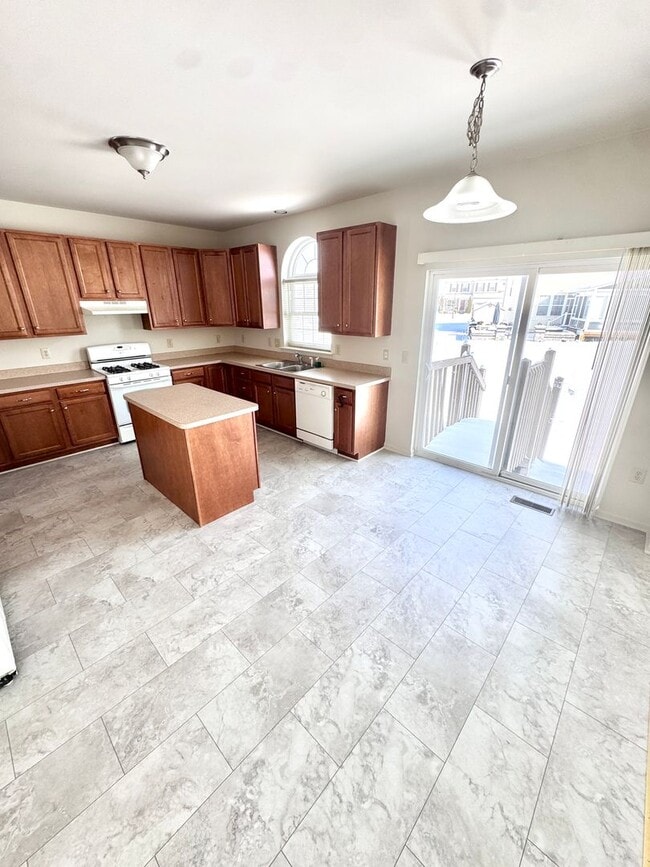 Building Photo - FIVE BEDROOMS in PARKLAND SCHOOLS!