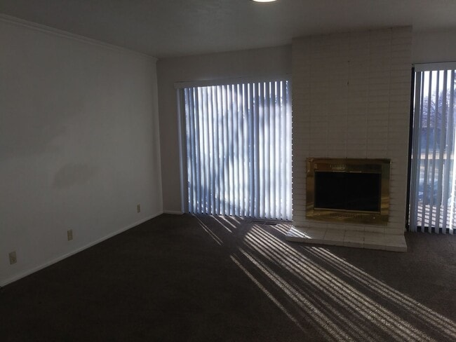 Building Photo - Large 3 bed 3 bath Condo in Provo