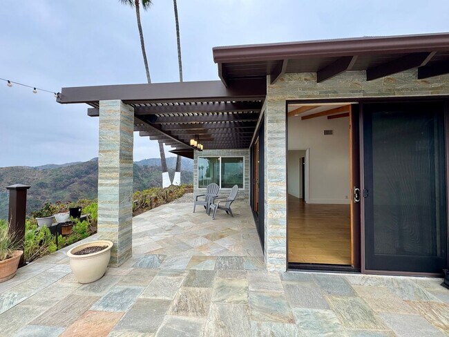 Building Photo - Magnificent views! Completely Private! One...