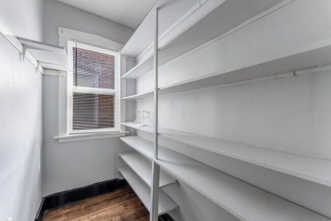 Building Photo - 4820 W Wolfram St