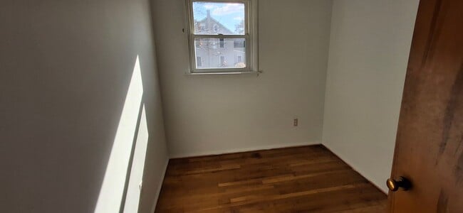 Building Photo - 3 Bedroom 1.5 Bathroom Available in Lancaster!