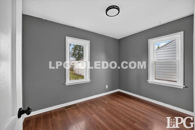 Building Photo - 3540 Bellevue Rd