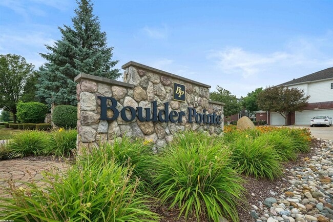 Building Photo - 6986 Boulder Pointe Dr