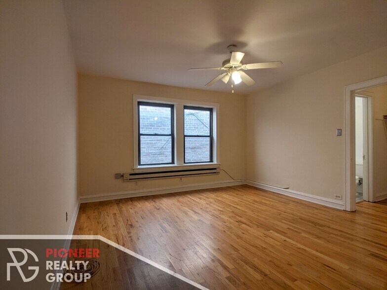 Primary Photo - 546 W Wellington Ave