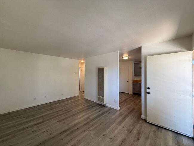 Building Photo - 524 E Ave Q-12
