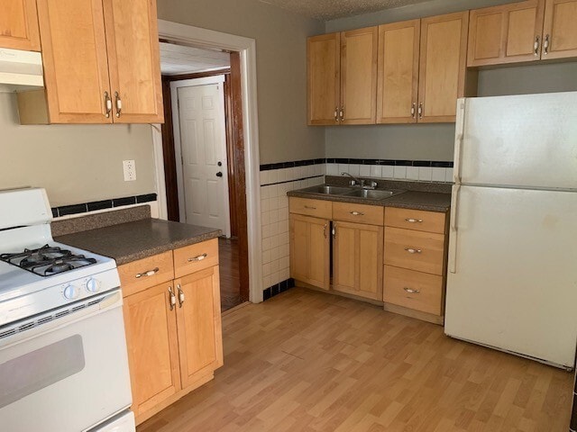 Building Photo - NEWLY REMODELED HOME!