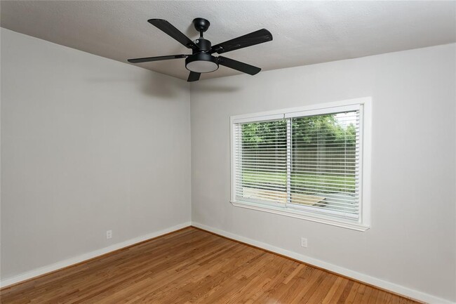 Building Photo - 10937 Greenwillow Dr