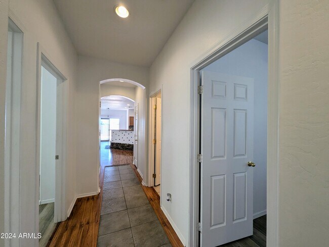 Building Photo - 1530 E Branham Ln