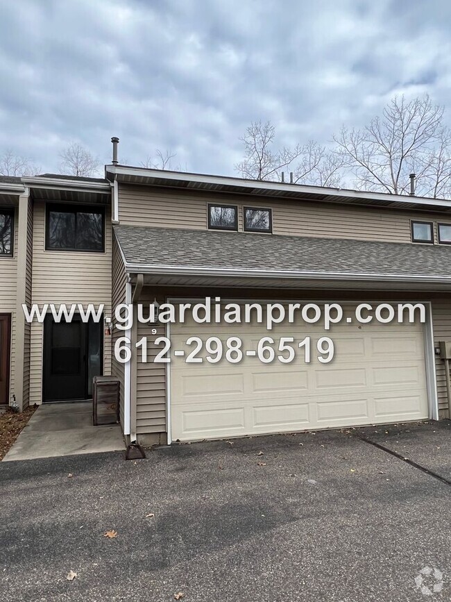 Building Photo - Split Level Townhouse Available May 1st on...