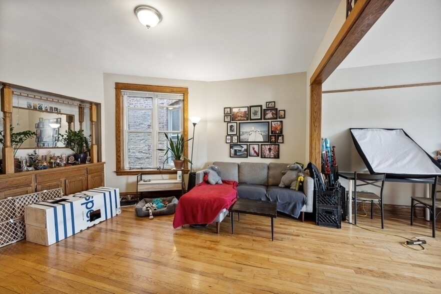 Building Photo - 3550 W Diversey Ave