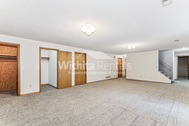 Building Photo - Large 3 bedroom 3 bath home in West Wichita