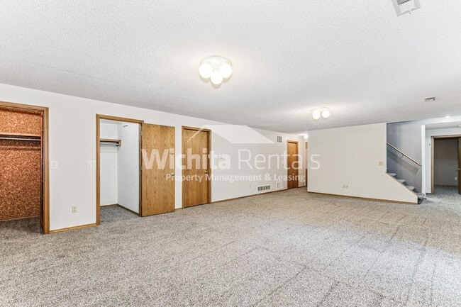 Building Photo - Large 4 bedroom 3 bath home in West Wichita