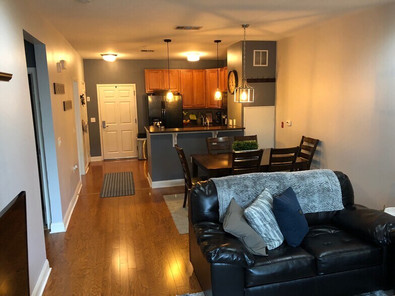 Building Photo - 300 W Elm St