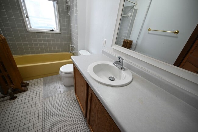 Building Photo - 405-407 W Main St - Duplex