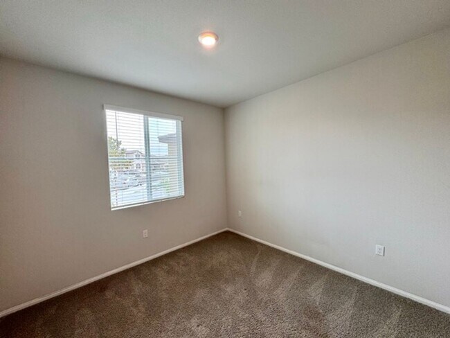 Building Photo - MOVE IN SPECIAL! $1000 off 1st month rent if you move in the month of January! Spacious 4 Bedroom...
