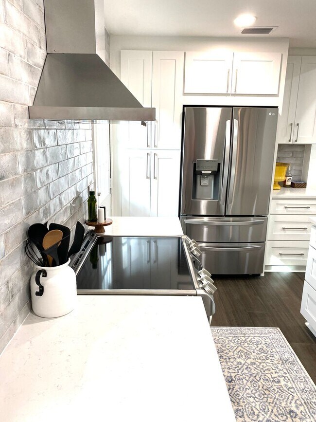 Building Photo - A Stones Throw to the Historic District