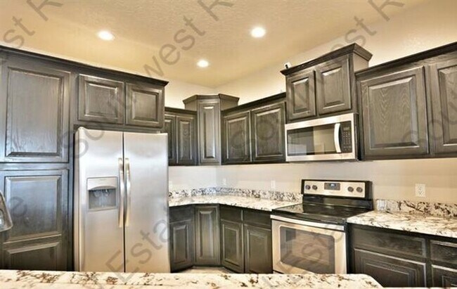 Building Photo - Spacious 3 bedroom, 2 bathroom home