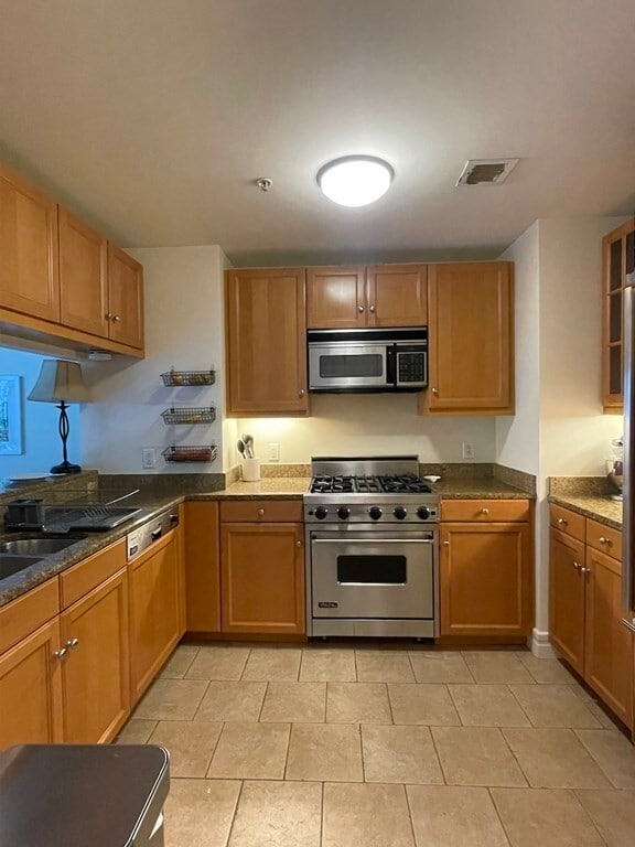 Building Photo - 2 Avery St