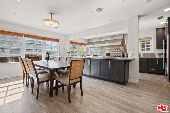 Building Photo - 9509 Cresta Dr