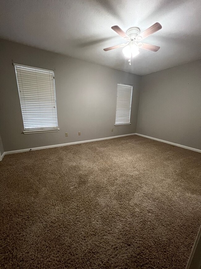 Building Photo - River Oaks Townhouse-Christmas Special!!