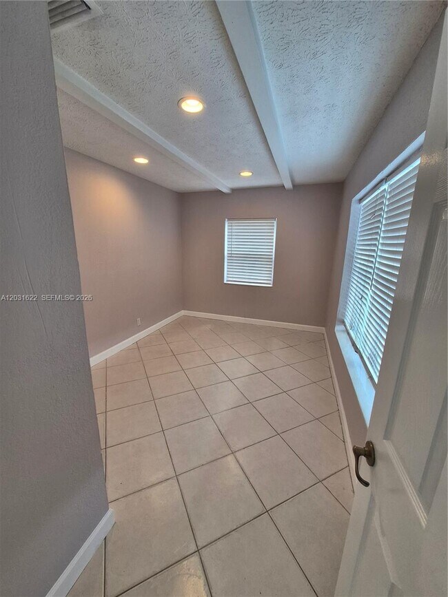 Building Photo - 5653 Coconut Rd