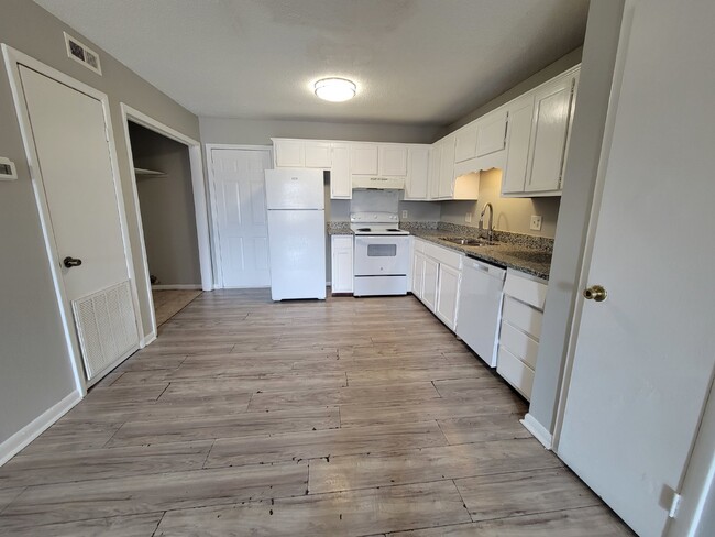 Building Photo - 2 Bedroom Apartment with Modern Amenities in Decatur, AL!