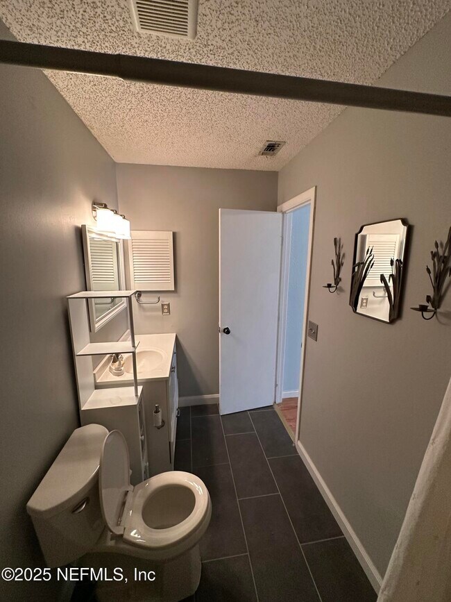 Building Photo - 1855 Alberta Ct N