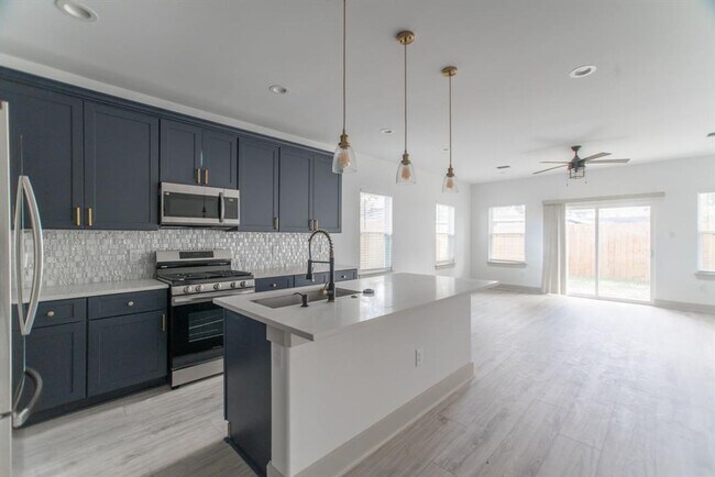 Building Photo - Modern Living with WATER, GAS & ALARM SYST...