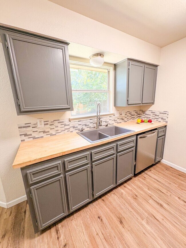 Building Photo - 2508 Hidden Hill Dr