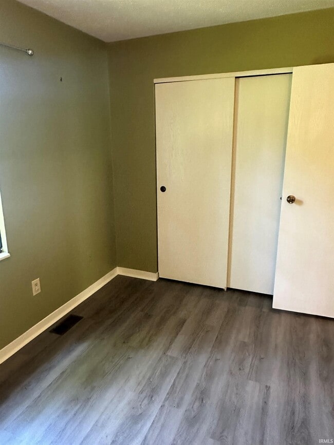 Building Photo - 562 E Graham Pl