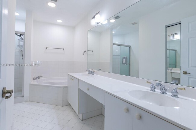 Building Photo - 5622 NW 112th Ct